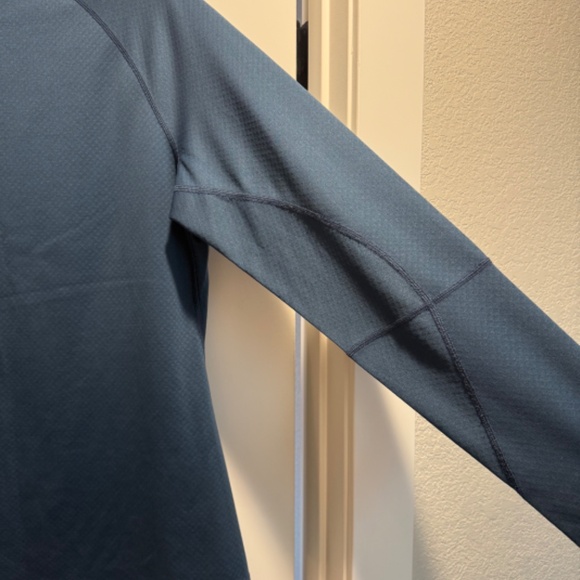 Northface Women's zip up light FlashDry jacket - Picture 5 of 7